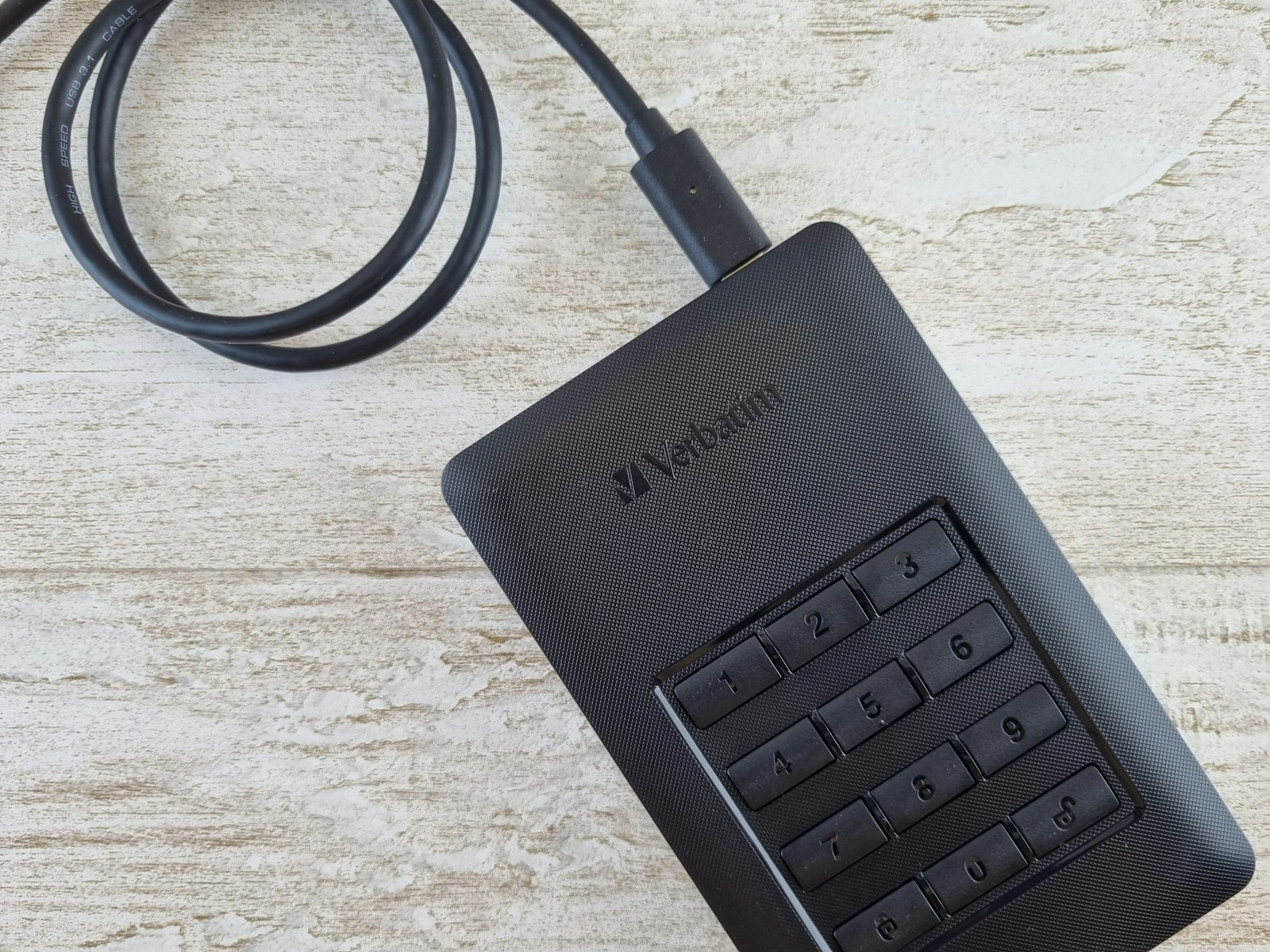 ฮาร์ดดิสก์พกพาแบบเข้ารหัสมีปุ่มกด PIN — ตัวอย่าง backup ที่ตัดการเชื่อมต่อได้